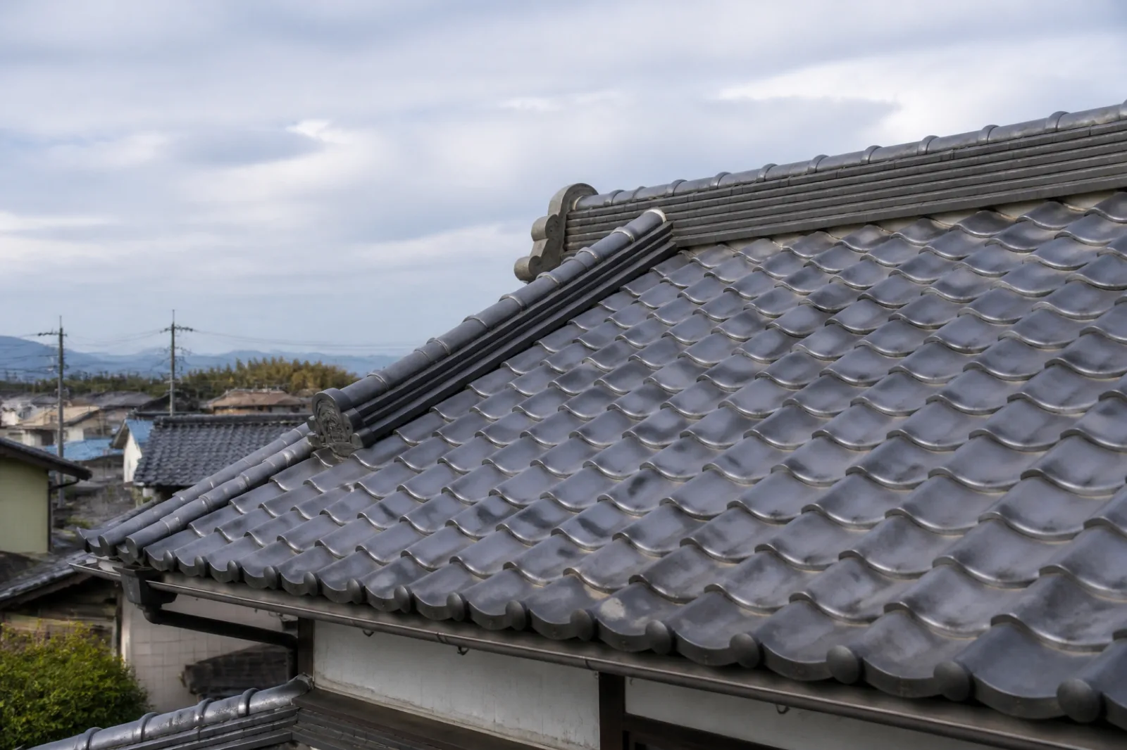 いぶし瓦の和瓦屋根